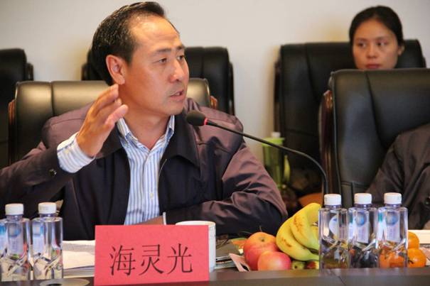 海南省內(nèi)蒙古商會(huì)會(huì)長(zhǎng)、內(nèi)蒙古農(nóng)牧業(yè)產(chǎn)業(yè)化龍頭企業(yè)協(xié)會(huì)海南辦事處主任海靈光介紹對(duì)接情況.JPG
