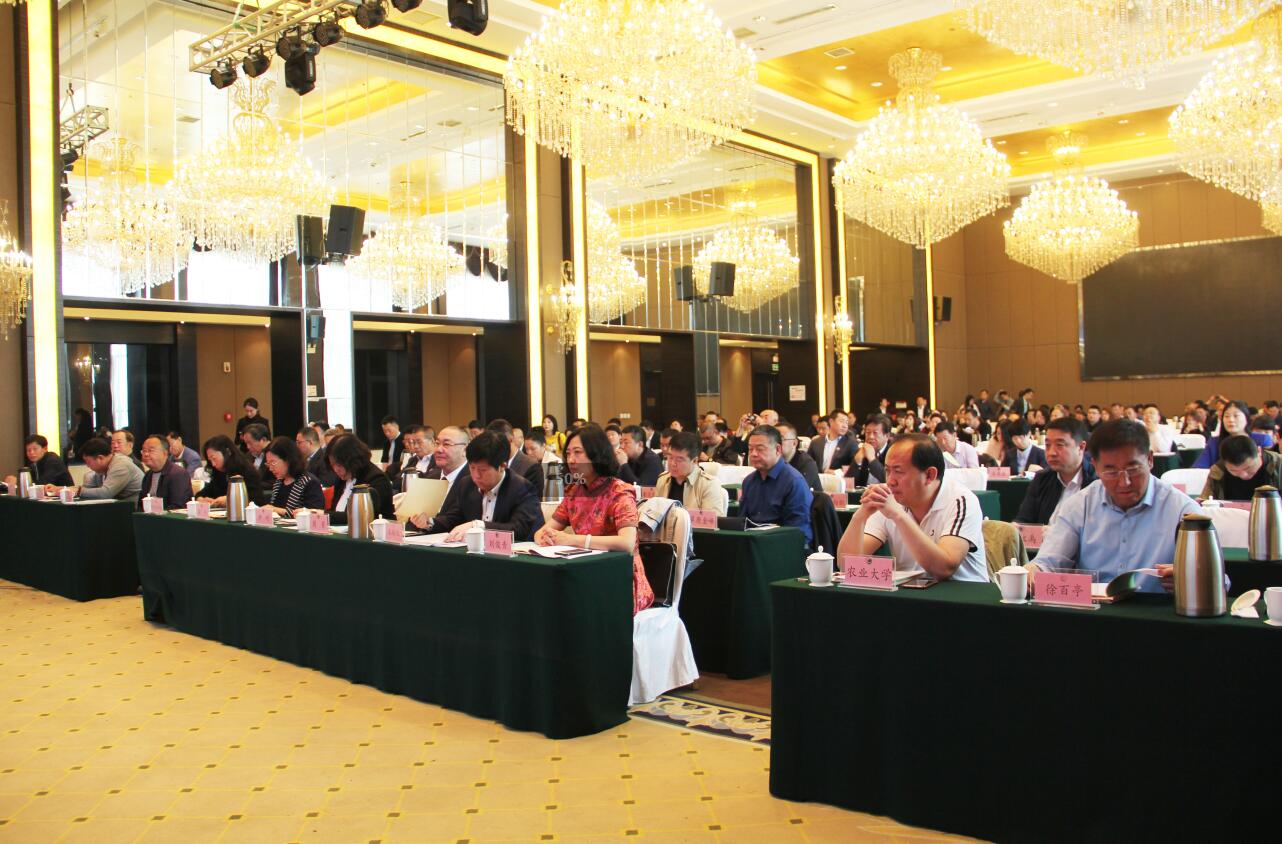 生態(tài)優(yōu)先綠色發(fā)展內(nèi)蒙古農(nóng)牧業(yè)產(chǎn)業(yè)化龍頭企業(yè)協(xié)會(huì)新一屆理事會(huì)及會(huì)員企業(yè)砥礪奮進(jìn)再創(chuàng)佳績