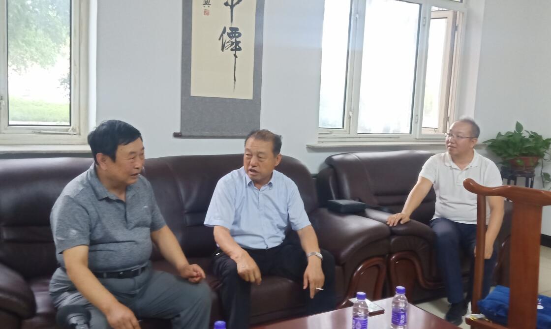 林永亮執(zhí)行會(huì)長(zhǎng)一行到內(nèi)蒙古草原萬旗畜牧飼料有限公司和內(nèi)蒙古東方萬旗肉牛產(chǎn)業(yè)有限公司調(diào)研