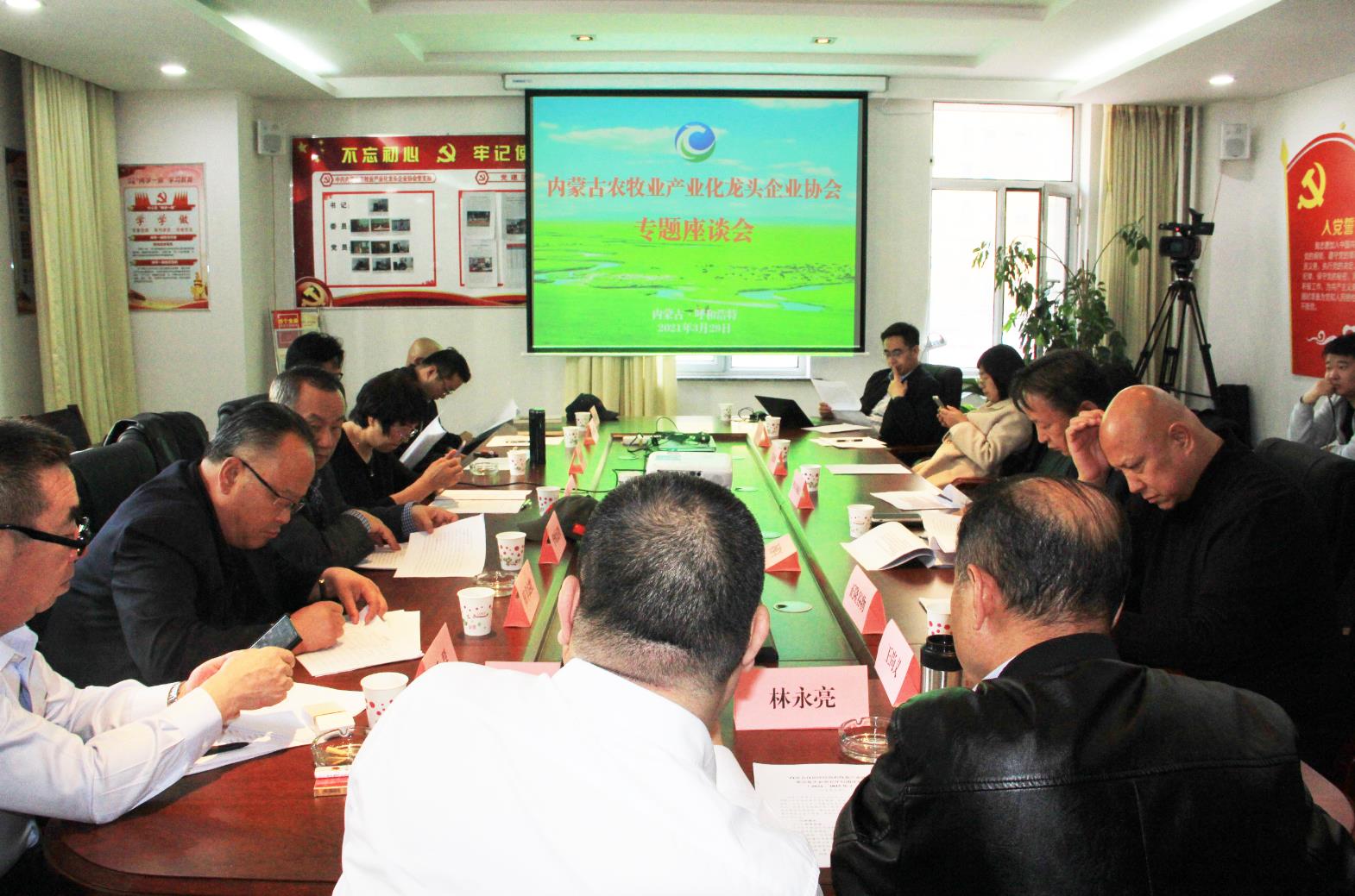 建言獻(xiàn)策，充分發(fā)揮協(xié)會(huì)的組織協(xié)調(diào)能力