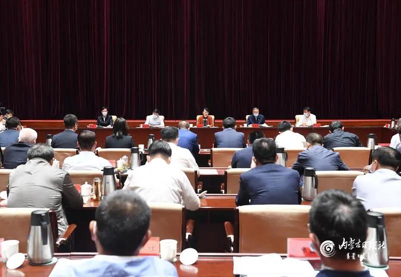 王莉霞主席主持召開(kāi)自治區(qū)民營(yíng)企業(yè)座談會(huì)，周勇會(huì)長(zhǎng)作專題匯報(bào)