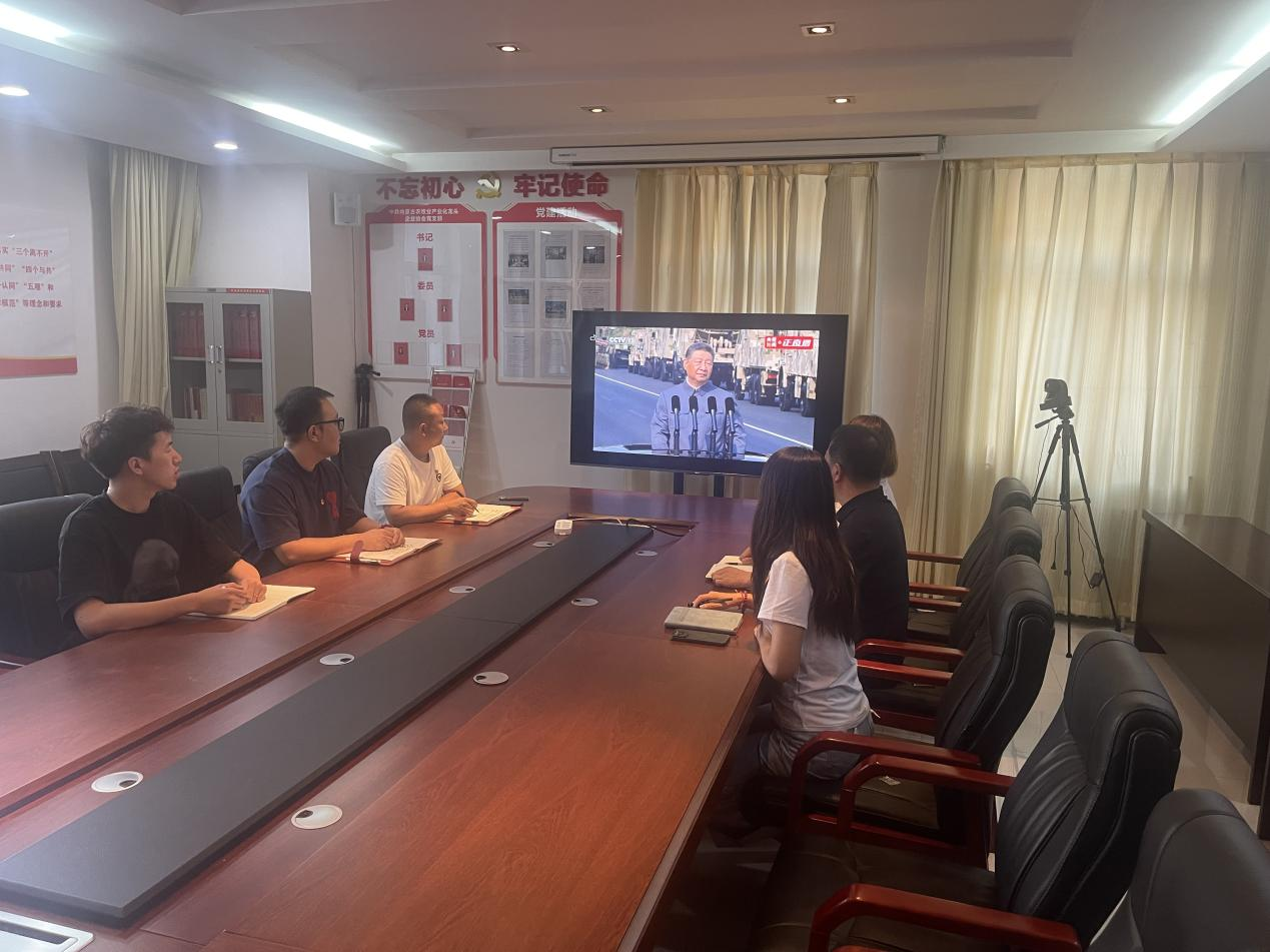 內(nèi)蒙古農(nóng)牧業(yè)龍頭企業(yè)協(xié)會組織收看紀(jì)念中國人民抗日戰(zhàn)爭暨世界反法西斯戰(zhàn)爭勝利80周年大會